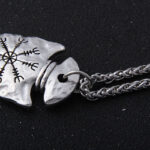 collar vikingo brujula