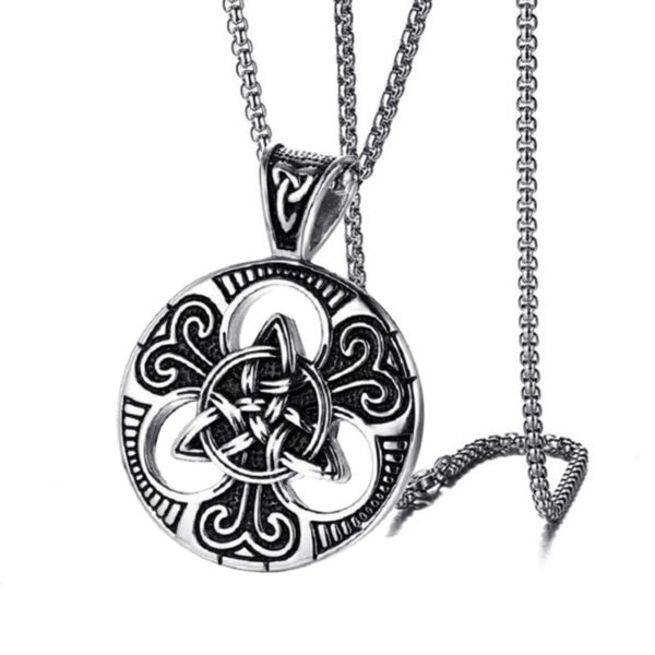 collar vikingo triqueta